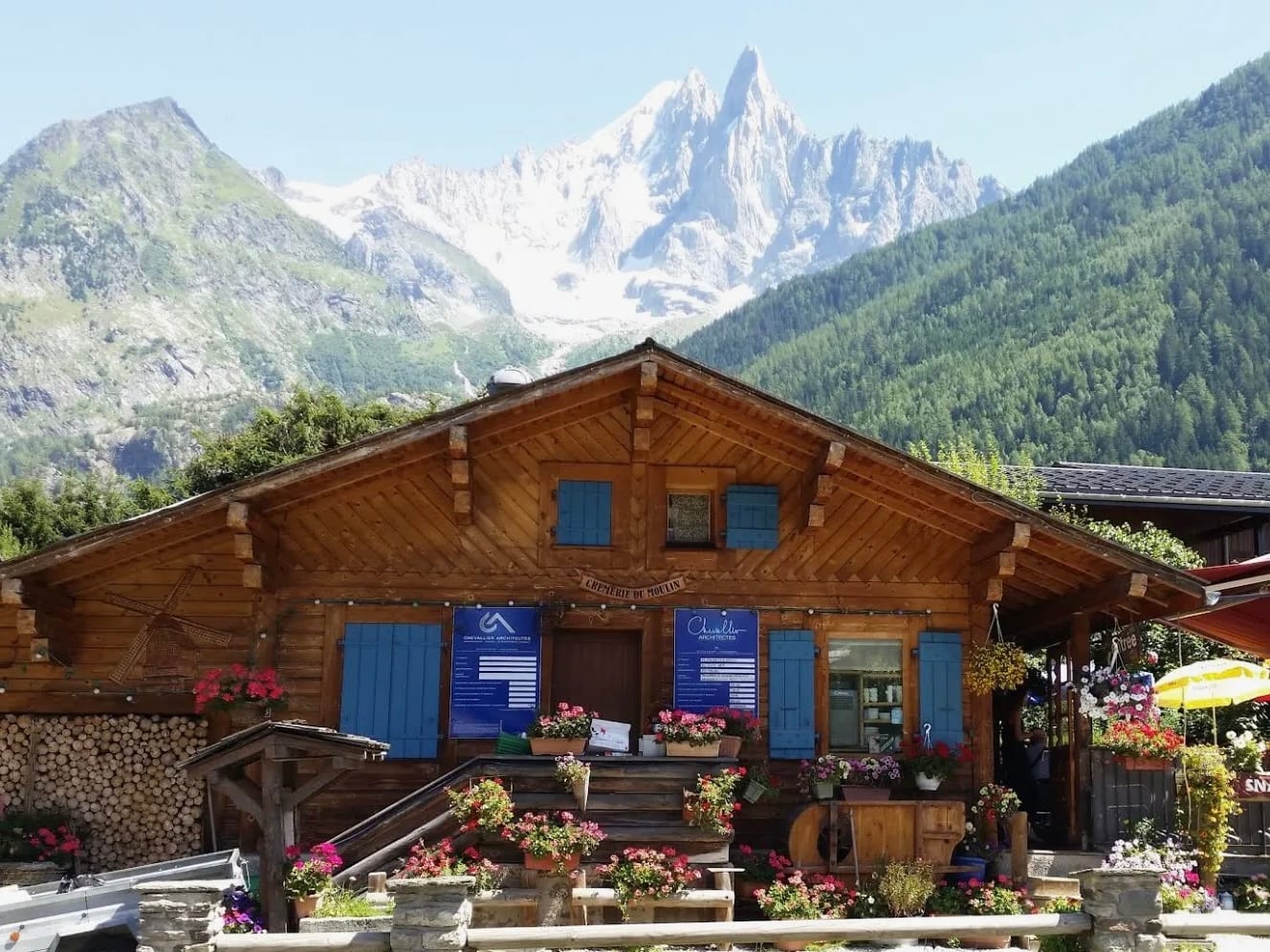 La Crémerie du Moulin, chalet savoyard à Chamonix avec l'Aiguille du Dru en arrière-plan