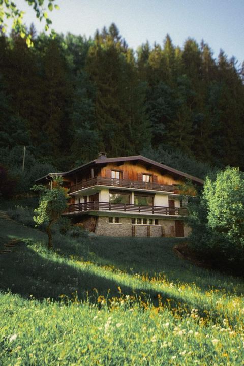 Le Chalet Viñales vu de la prairie fleurie, adossé à la forêt
