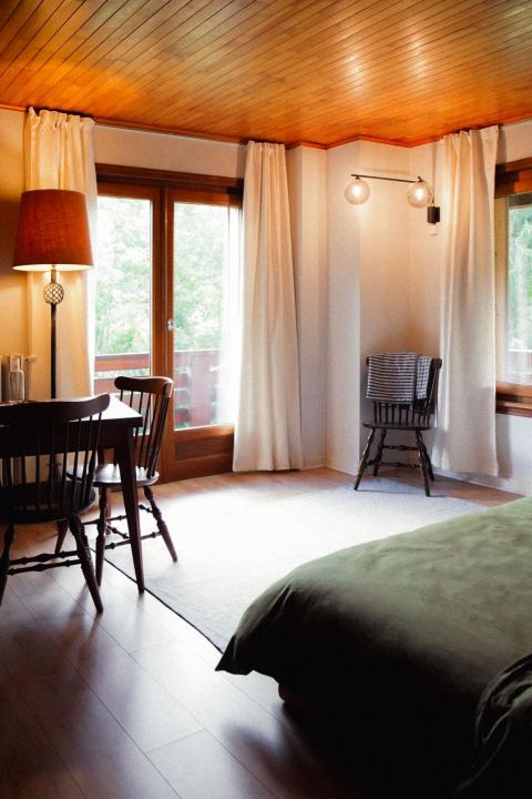 Chambre double au plafond de bois, baignée de lumière